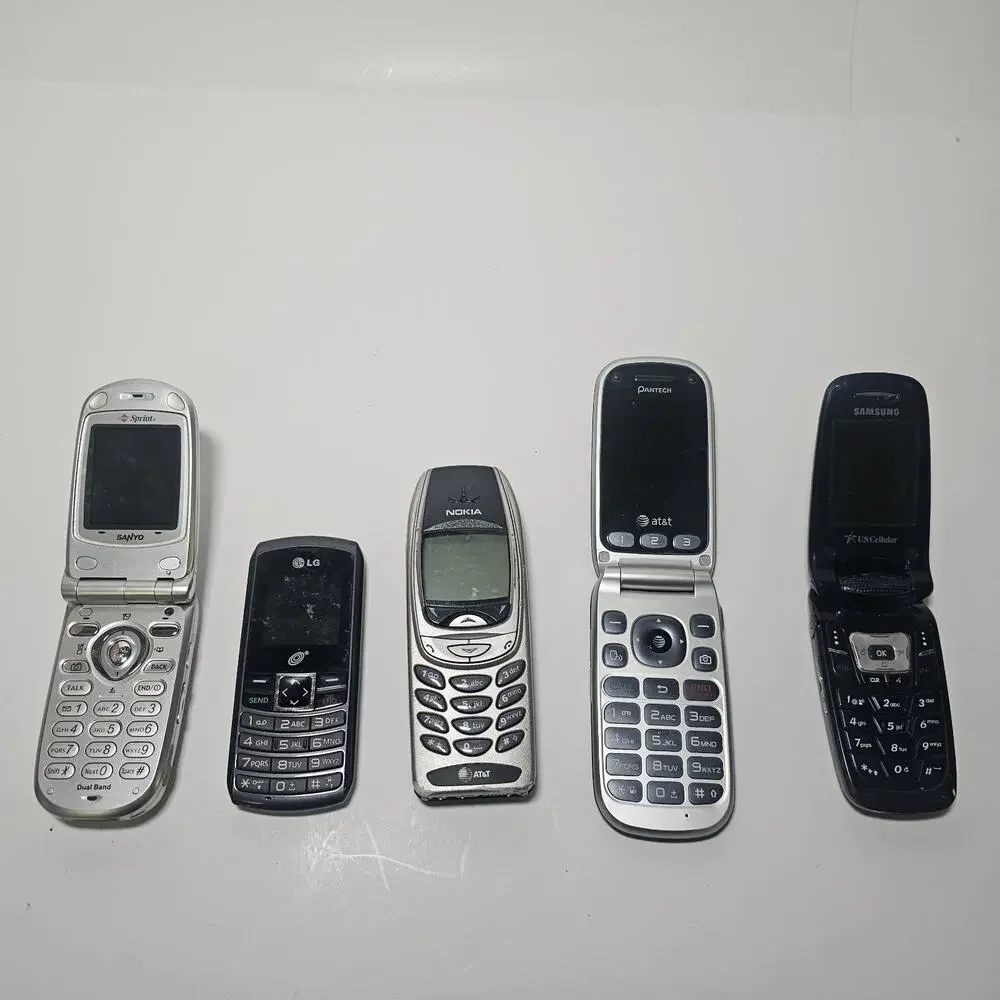 Flip Phone And Vintage Phones. Motorola Nokia Samsung LG Lot Of 5
